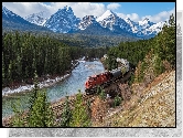 Góry Skaliste, Ośnieżone, Szczyty, Las, Drzewa, Rzeka, Bow River, Park Narodowy Banff, Pociąg, Chmury, Alberta, Kanada