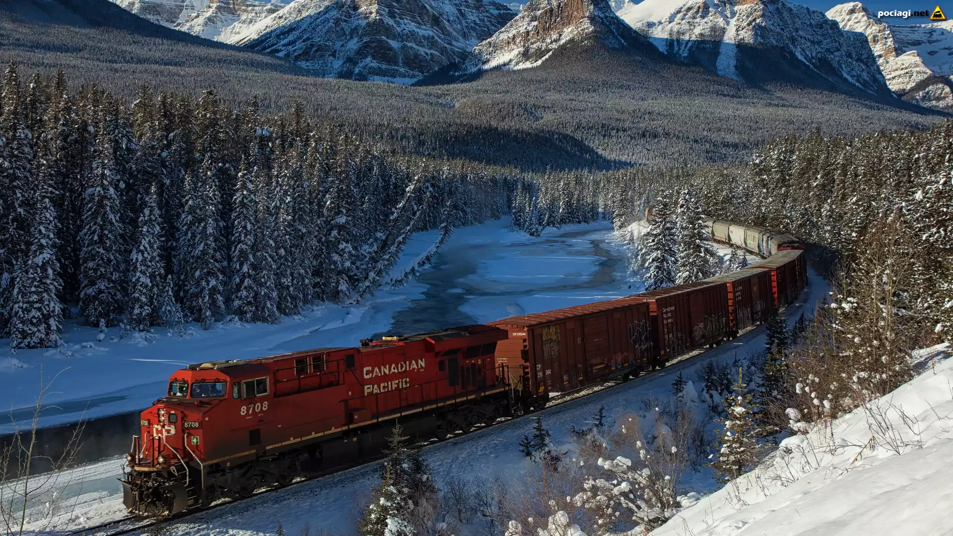 Góry Skaliste, Zima, Las, Drzewa, Rzeka, Bow River, Park Narodowy Banff, Pociąg, Chmury, Alberta, Kanada